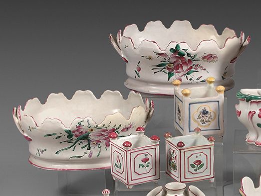 MOUSTIERS, Manufacture Ferrat 
18世纪（修复，有缺口）
长：31厘米，一对椭圆形陶制棱纹杯，有多色花纹装饰，手柄有贝壳。