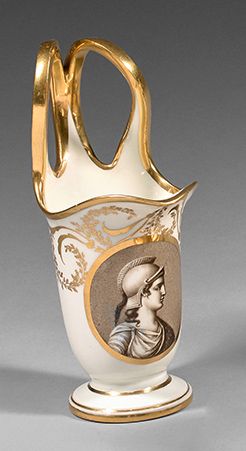 Manufacture de DAGOTY à Paris 伊特鲁里亚瓷器牛奶壶，表现了雅典娜女神的形象，用双色的单色画在一个金色框架的奖章中，周围有一个叶子和&hellip;