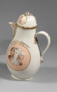 Attribué à DOCCIA Large porcelain covered coffee pot, decorated with medallions &hellip;