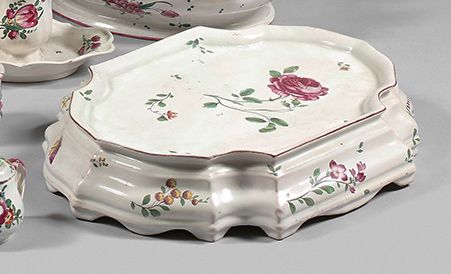 LUNEVILLE 大型陶器桌面，有轮廓的边缘，花和蝴蝶的多色装饰
18世纪（底座上有修复和缺口）
长：36厘米