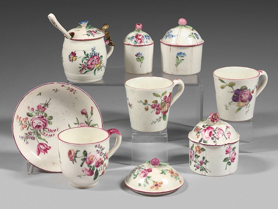 MENNECY et SCEAUX 一套带有多色花卉装饰的软瓷，包括三个有盖腮红或药膏壶，两个杯子和一个碟子，一个高脚杯和一个盖子。
18世纪（装饰有缺口和磨损&hellip;