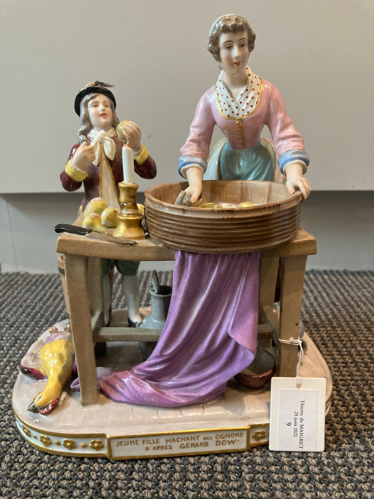 PARIS 多色处理的瓷器组，显示一个年轻的女人和她的店员在桌子上切洋葱，一只家禽在地上，有水壶和碗，上面写着 "Jeune fille hachant des&hellip;
