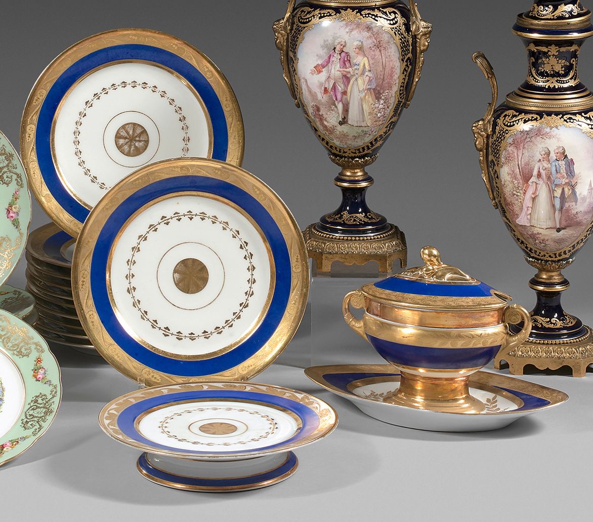 PARIS Composite porcelain service set with blue and gold decoration in the cente&hellip;