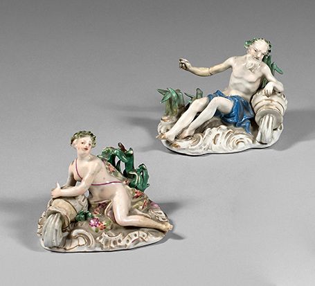 MEISSEN 一对小瓷组，描绘了两个通过海王星和维纳斯躺在花丘上的河流寓言。
Kaendler和Reinicke的模型，大约在1750-1753年（有缺口，缺&hellip;