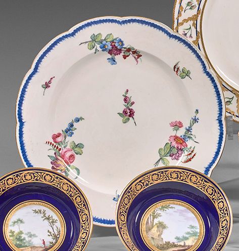 SÈVRES 一个软膏瓷盘，有轮廓线，装饰有多色花和蓝色梳状边。背面标有两个交错的L，1779年的字母日期和画家Vincent Taillandier（1753&hellip;