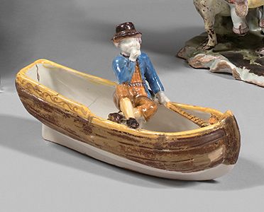 Pays-Bas ? 
多色陶器组，表现一个抽着烟斗的男人坐在船上，拿着桨。船的背面装饰着两个奇妙的海洋动物。
18世纪末（旧事故，背面可见）
长：14厘米