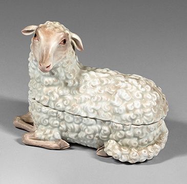 MEISSEN 一个覆盖着变形金刚的盒子，展示了一只躺在瓷器里的小羊，白色的羊毛和嘴巴被处理成自然的。反面有两把交叉的剑的标记。
19世纪（盖子里面有一个缺口）&hellip;