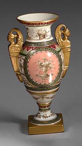 PARIS 一个瓷制的座上芭蕾花瓶，侧面有粉红色背景的奖杯和花束的多色装饰，手柄上有金色的有翼狮身人面像装饰，周围有花环、奖杯和各种楣饰。
19世纪（有缺口、事&hellip;