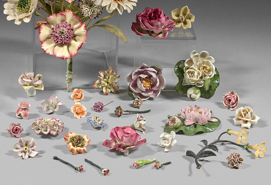 Allemagne 
Ensemble d'environ vingt-cinq fleurs en porcelaine traitées au nature&hellip;