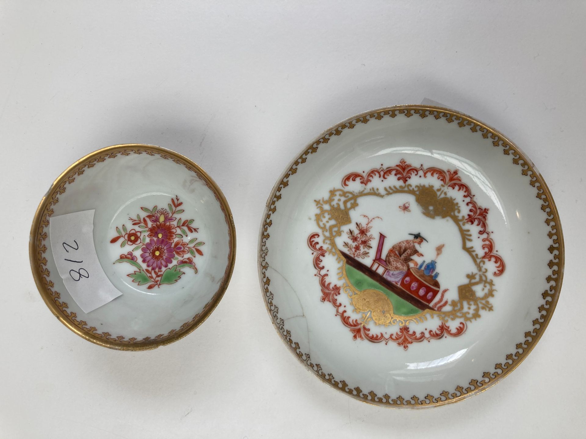 CHINE de COMMANDE, dans le goût de MEISSEN 
18世纪（碟子上修复了两个缺口，雪糕上修复了一个缺口）
D（碟子）：11&hellip;