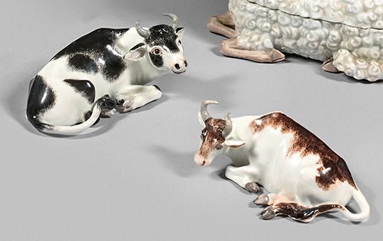MEISSEN Pair of small porcelain cows decorated in polychrome, one with brown fur&hellip;