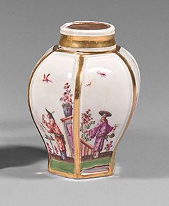 MEISSEN 瓷器六边形有盖茶叶盒，以多色和金色装饰，六面都有中国人物的动画场景，这是在Heroldt之后。反面镀金者编号39。
18世纪第一季度，1723-&hellip;