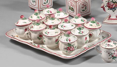 LUNEVILLE 长方形托盘上有12个带一个把手的小陶制奶油罐，有花和昆虫的多色装饰（在托盘上），罐子的盖子是一个纽扣的形式。
18世纪末-19世纪初（修复，&hellip;