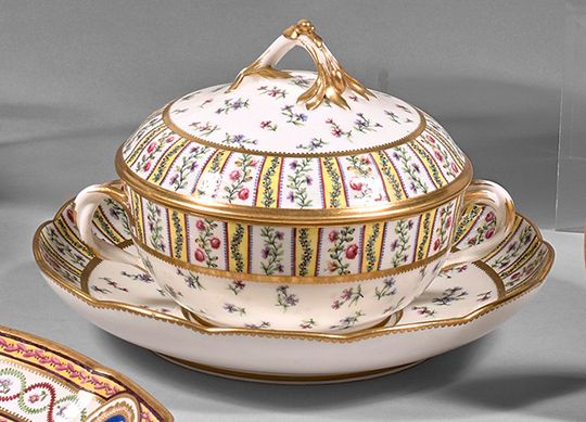SÈVRES 有盖肉汤碗及其展示架，采用软瓷，有仿布花。背面有两个交错的L的标记和1780年的日期CC，画家Niquet（活跃于1764-92年）的标记和镀金者&hellip;