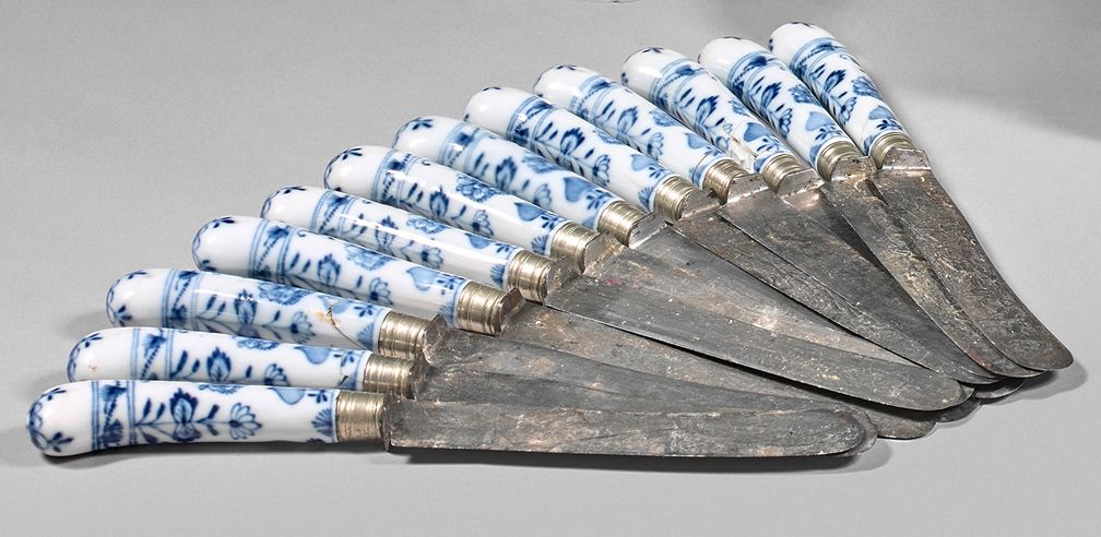 MEISSEN 一套12把刀，瓷质手柄末端是一个弯钩，用蓝色单色装饰被称为 "洋葱花 "的花卉图案。银制的卡套，钢制的弧形刀片，由DRESDEN（德累斯顿）的切&hellip;