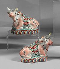 DELFT Pair of cows lying on flowery mounds in earthenware with polychrome decora&hellip;