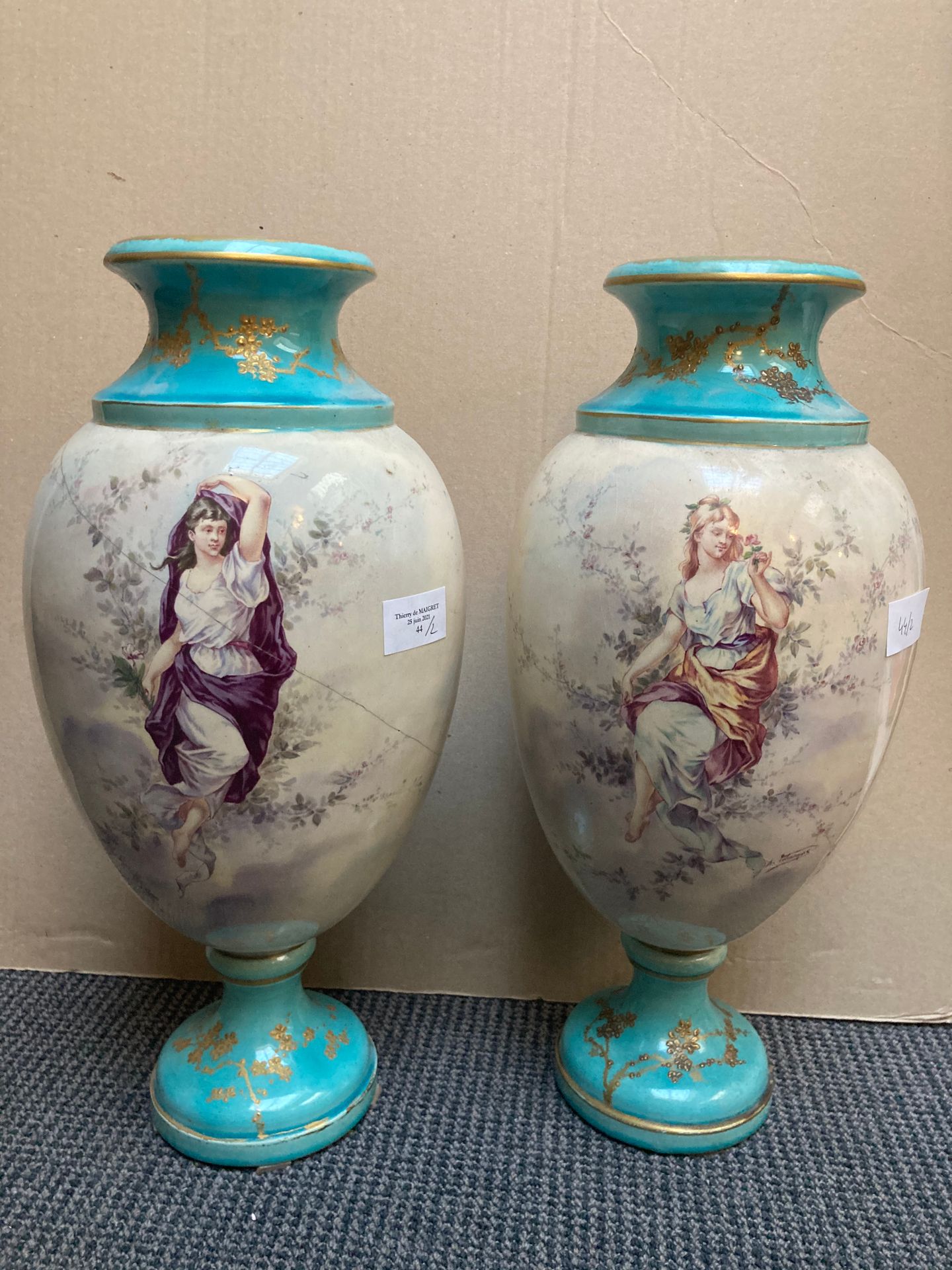 BORDEAUX - Albert Léon LEBARQUE (1853-1939) 
A pair of porcelain vases on pedest&hellip;