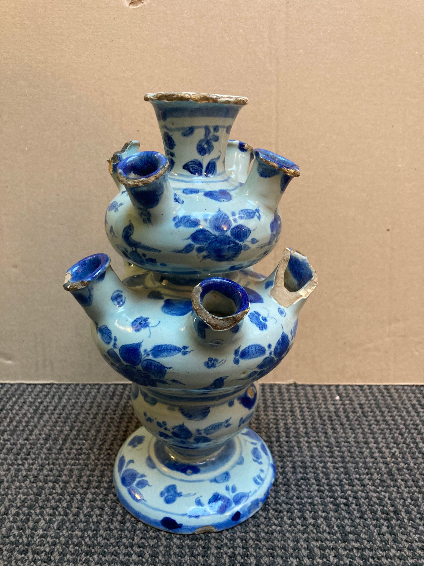 SAVONE Un vaso di fiori con decorazione monocromatica blu. Marchio sul retro G e&hellip;
