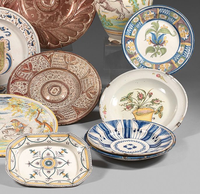 Espagne Five earthenware dishes (four round and one rectangular) with polychrome&hellip;