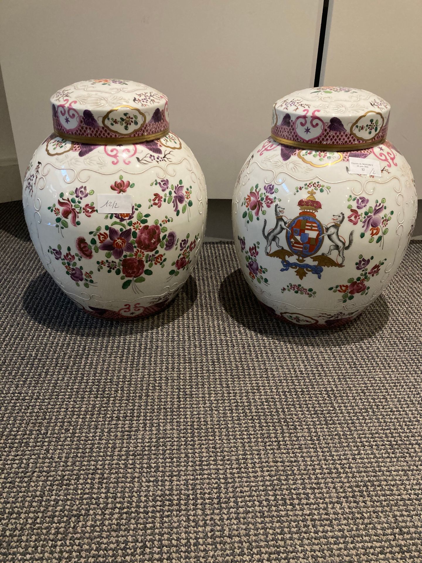 SAMSON à PARIS 
两个大的有盖瓷姜壶，多色的纹章和花朵装饰。
20世纪前三分之一
高：31厘米