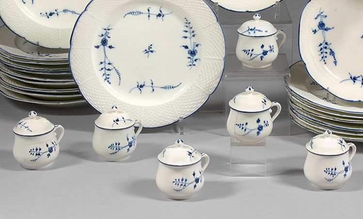 Null 六个奶油壶和六个盖子在18世纪的尚蒂伊瓷器
Marks，蓝色的狩猎角。有蓝色和白色的装饰，称为 "à la brindille"，两个有裂缝，一个有枪&hellip;