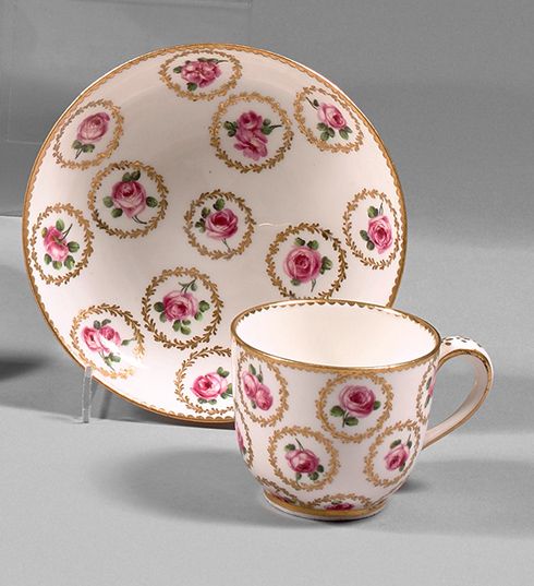 SÈVRES Una copa y un platillo de porcelana blanda, decorados con un ramo de rosa&hellip;