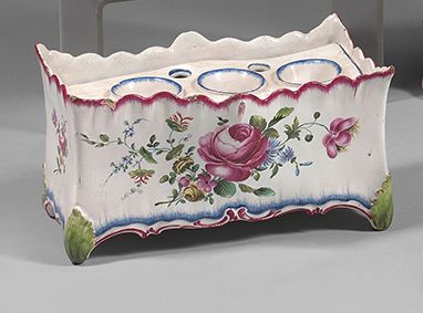 SCEAUX 长方形陶器花盆，边框呈轮廓状，有自然色的多色花装饰，蓝色和粉色的梳状边框。
18世纪（有缺口和裂缝）
高：11厘米