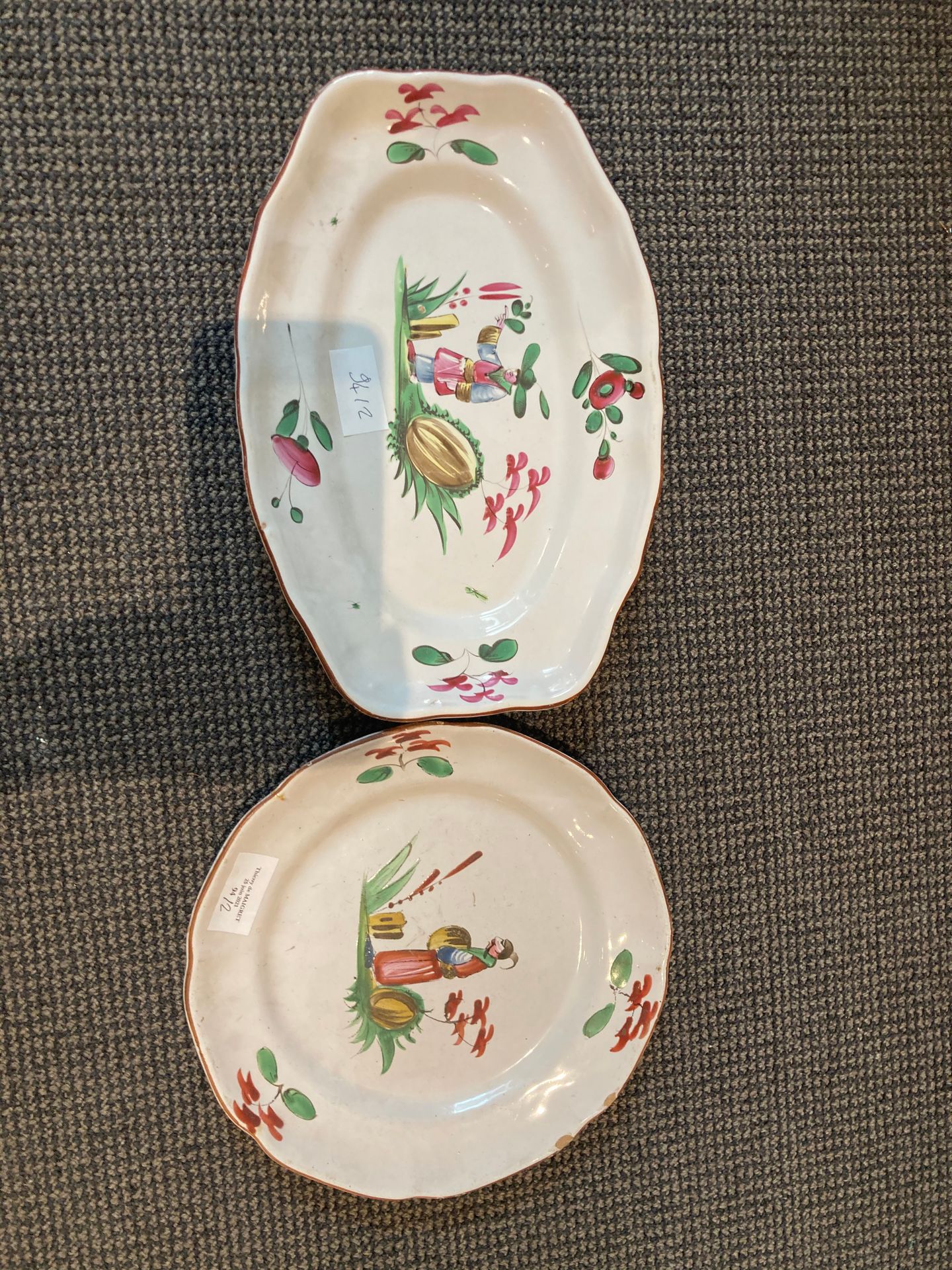 LES ISLETTES 椭圆形盘子和一个盘子，陶器上有多色装饰 "au chinois"。
十八世纪末至十九世纪初（断裂和划痕，盘子上有一个小裂缝）
长（盘子&hellip;