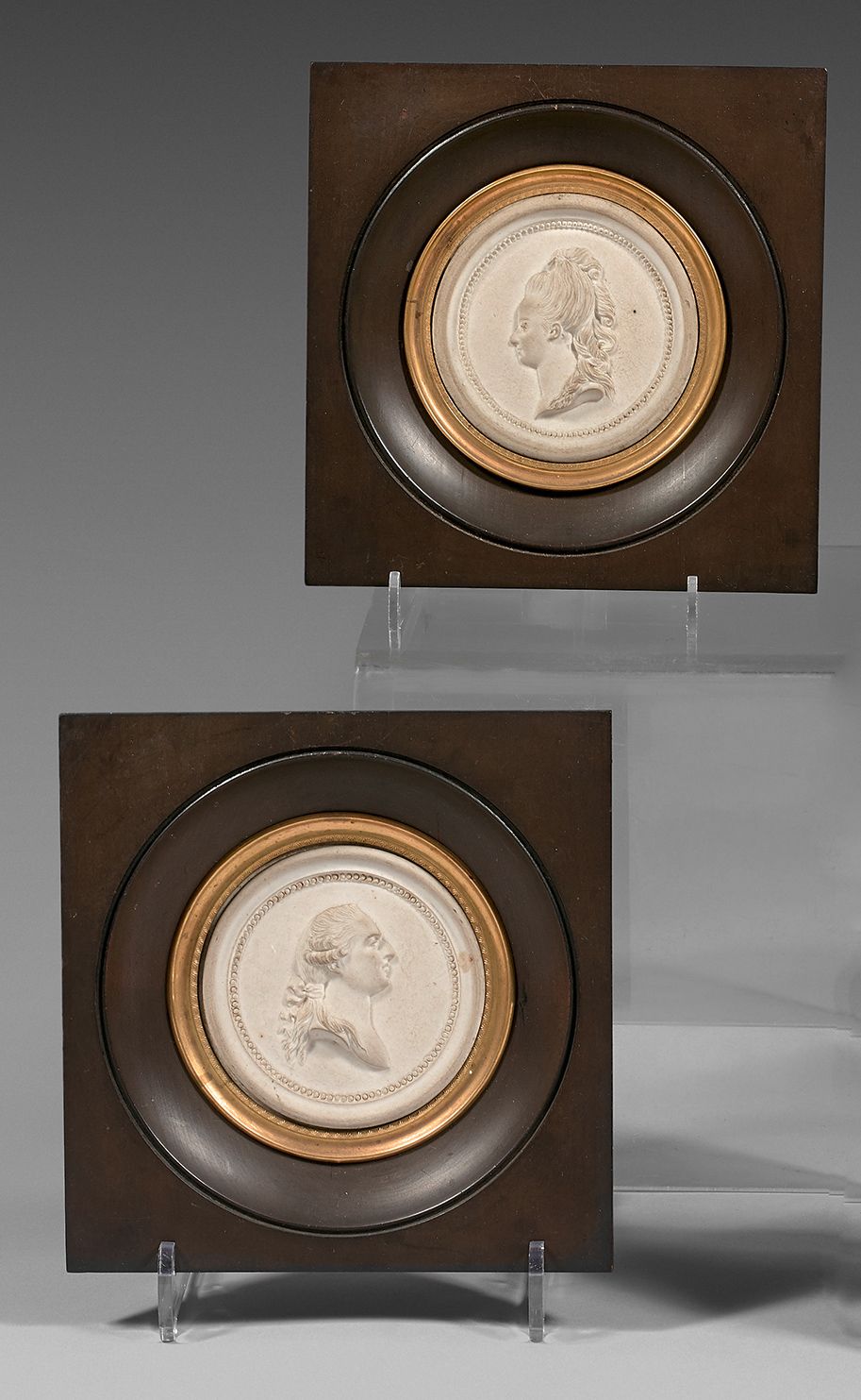 Null 一对18世纪的瓷器奖章，可能是塞夫勒
表现路易十六和玛丽-安托瓦内特的模塑奖章，有一排珍珠，在后来的木头和镀金金属框架中
饼干的直径：约7厘米 - 总&hellip;