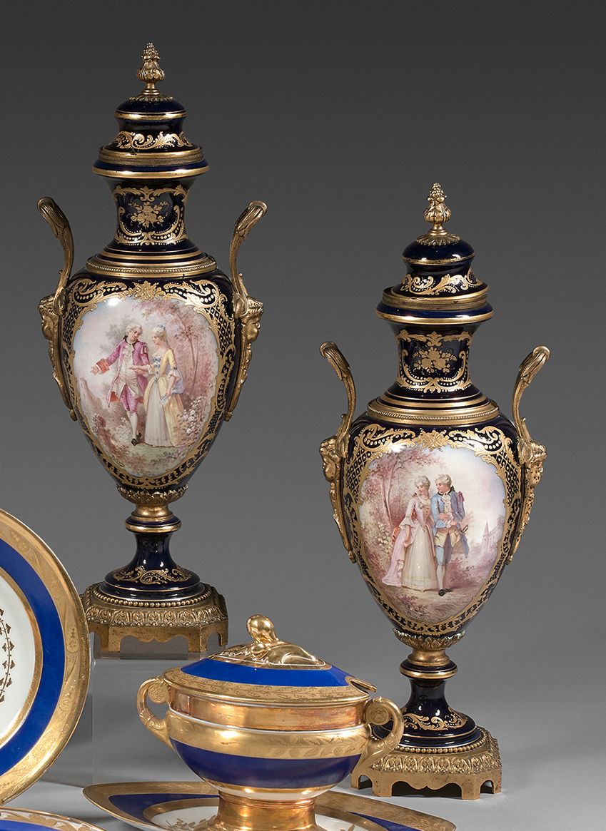 Dans le style de Sèvres 
一对瓷器花瓶和它们的盖子上有鎏金青铜支架，椭圆形，正面有英勇的人物和背面的风景的多色装饰，在蓝色背景下有金色的&hellip;