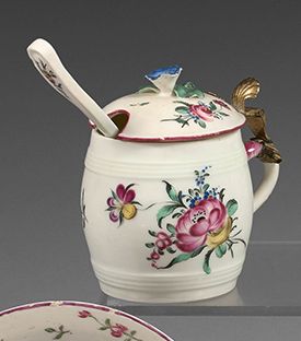 MENNECY 有盖软瓷糖碗，其勺子上有多色花的装饰，浮雕的捕捉。手柄上有一个带贝壳装饰的黄铜框架。反面刻有DV缩写的Duc de Villeroy和反面的绿叶&hellip;