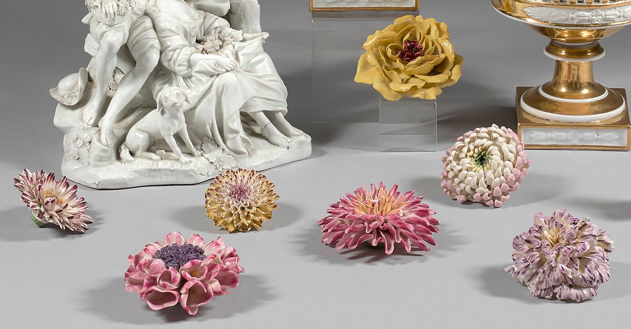 France Ensemble de sept fleurs en porcelaine à décor polychrome traité au nature&hellip;