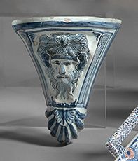 ROUEN Una staffa in terracotta con una decorazione monocroma blu di un mascaron &hellip;