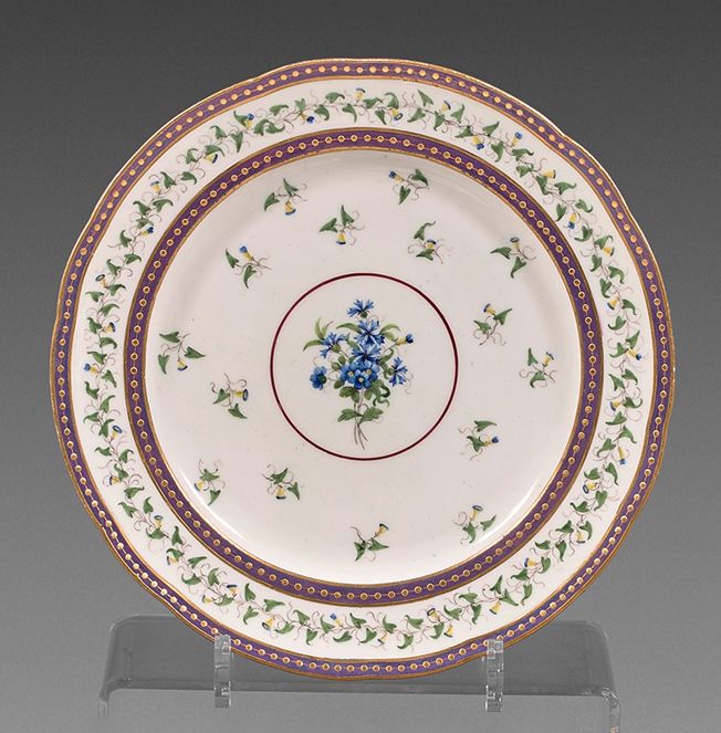 SÈVRES Assiette en porcelaine tendre à bordure contournée, à décor d'un bouquet &hellip;