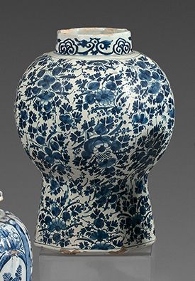 DELFT 
八角形的陶制花瓶，以蓝色单色装饰的播种花卉。在背面，有一个画家的标记。



18世纪（有些破损



高：30厘米

修复
