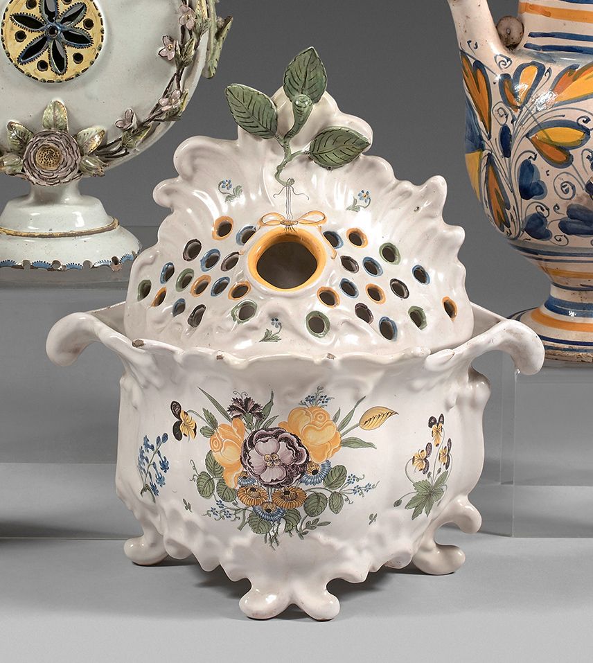 MOUSTIERS Maceta de barro trípode, con decoración floral policromada con un lazo&hellip;