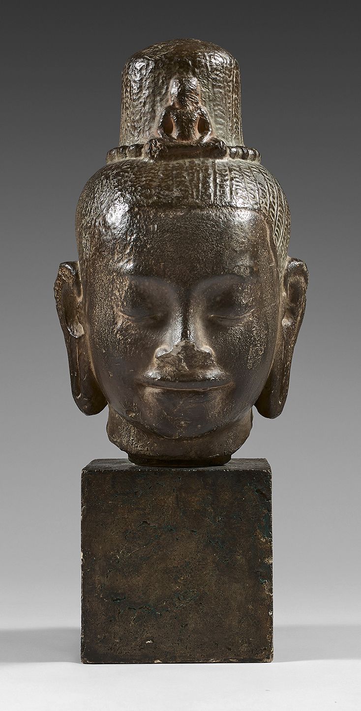 CAMBODGE Black lacquered sandstone Lokesvara head, half-closed eyes, the headdre&hellip;