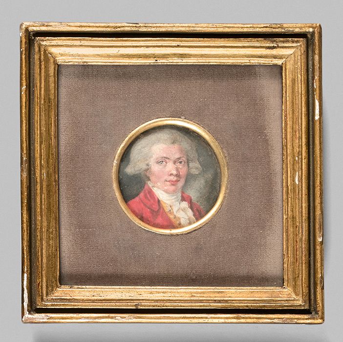 École ANGLAISE probablement du XVIIIe siècle 
一位绅士的肖像。
画在纸上的圆形微型画，表现他身穿红色外套的四分之三&hellip;