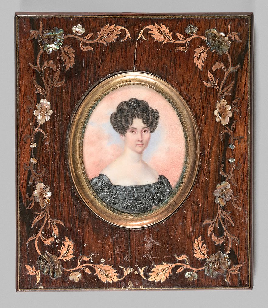 Ecole Francaise vers 1840 
以粉色云彩为背景的年轻女子肖像。
绘于象牙上的椭圆形微型画，未署名，表现了一位身着黑色连衣裙的半身女子，背&hellip;