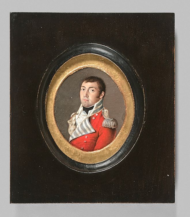 ÉCOLE ANGLAISE vers 1800 
军官的肖像。
椭圆形的微型画，画在象牙上，没有签名，表现的是一个穿红色制服的英国军官，背景是棕色的。
高：6&hellip;