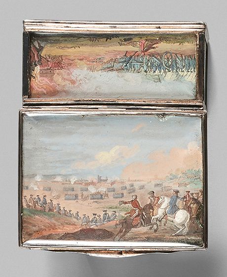 Null 长方形的鼻烟盒安装了一个vermeil笼子，镶嵌了六个画在纸上的微型画，描绘了军事场景，特别是路易十五的战斗，盖子由一个扇形的推杆铰接。
省，1809&hellip;