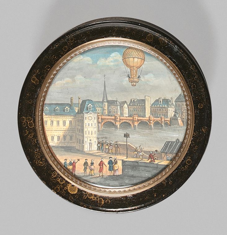 Null 黑漆纸质圆盒，上面有金色的斑点，盒盖上镶嵌着一个画在纸上的圆形微型画，画的是塞纳河畔的热气球经过巴黎上空，周围有金色的金属。状况良好。19世纪末。
D&hellip;