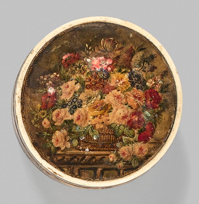 Null 象牙圆盒，上面完全画着路易十六风格的花束、静物和卡图。穿着。19世纪末。
D : 10 - H : 3,5 cm