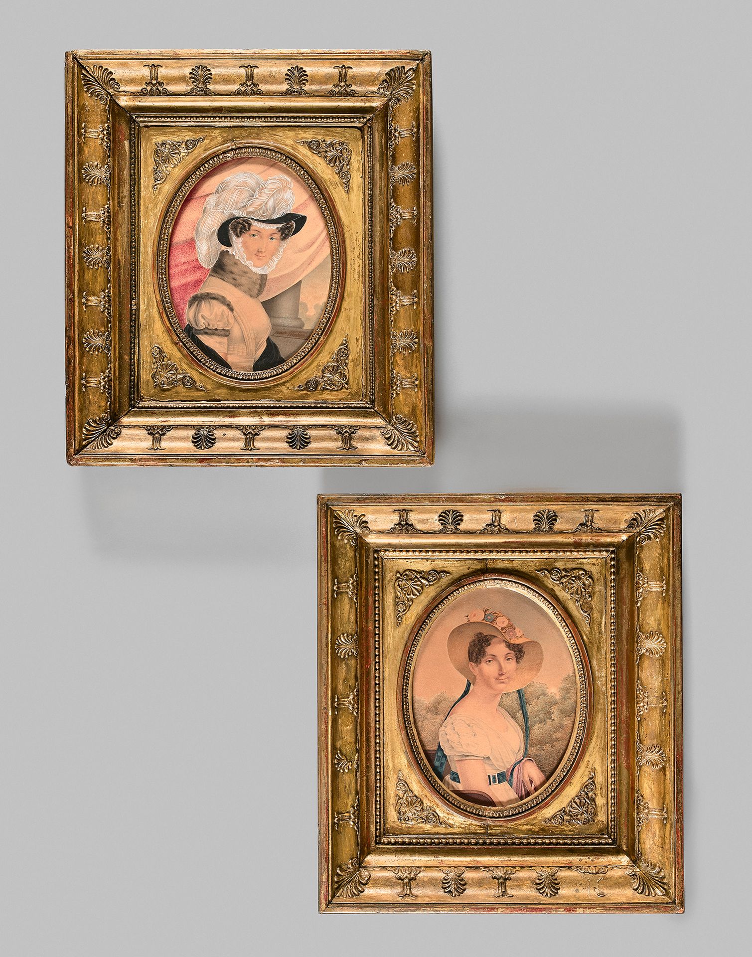 ÉCOLE FRANÇAISE d'époque Restauration 
妇女肖像，1824年。
一对画在纸上的大型椭圆形微型画，一个有褪色的签名，日期为1&hellip;
