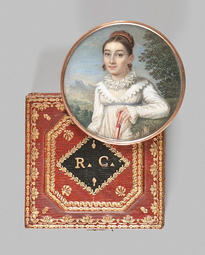 ANONYME, vers 1800 
风景中的年轻女子肖像。
象牙上绘制的圆形微型画，没有署名，表现她穿着白色的衣服，戴着红色的珊瑚梳子，左手拿着扇子，背景是&hellip;