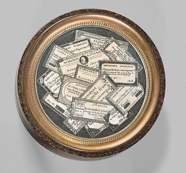 Null 一个模仿砂金石的复合材料圆盒，内衬玳瑁，盖子上镶嵌着一个用叠加法雕刻的assignats，镀金铜环。18世纪晚期。
D : 8 - H : 2,3 c&hellip;
