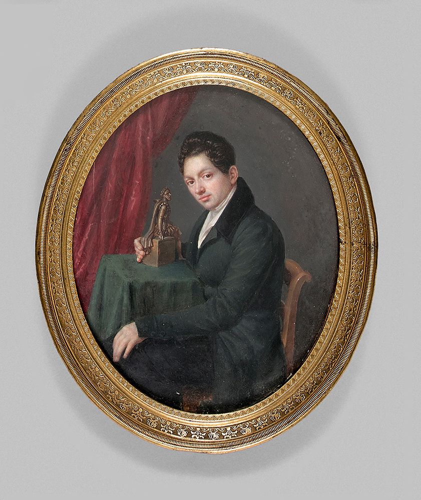 ÉCOLE FRANÇAISE VERS 1820 
收藏家的肖像。
绘在象牙上的椭圆形微型画，没有署名，表现一个坐在室内的年轻人，手里拿着一尊罗马皇帝的桂冠铜&hellip;