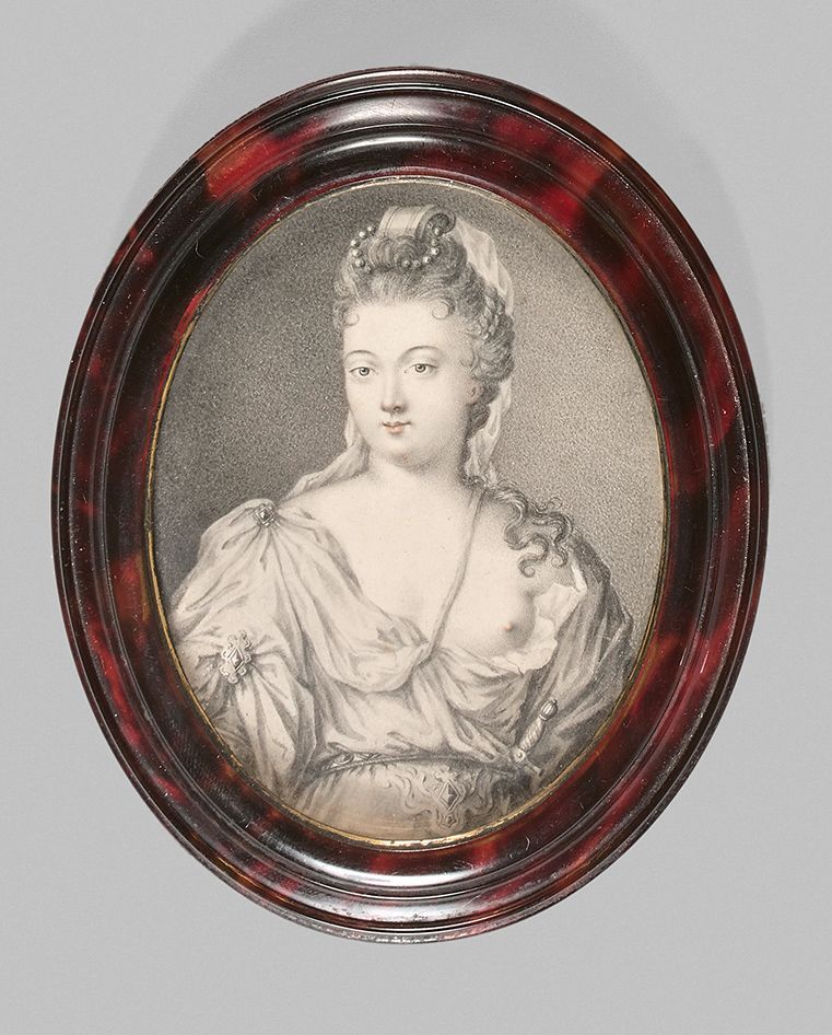 École FRANÇAISE du début du XVIIIe siècle 
一个女人作为赛琪的肖像。
纸上石墨的椭圆形微型画，没有署名，表现一个年轻女&hellip;