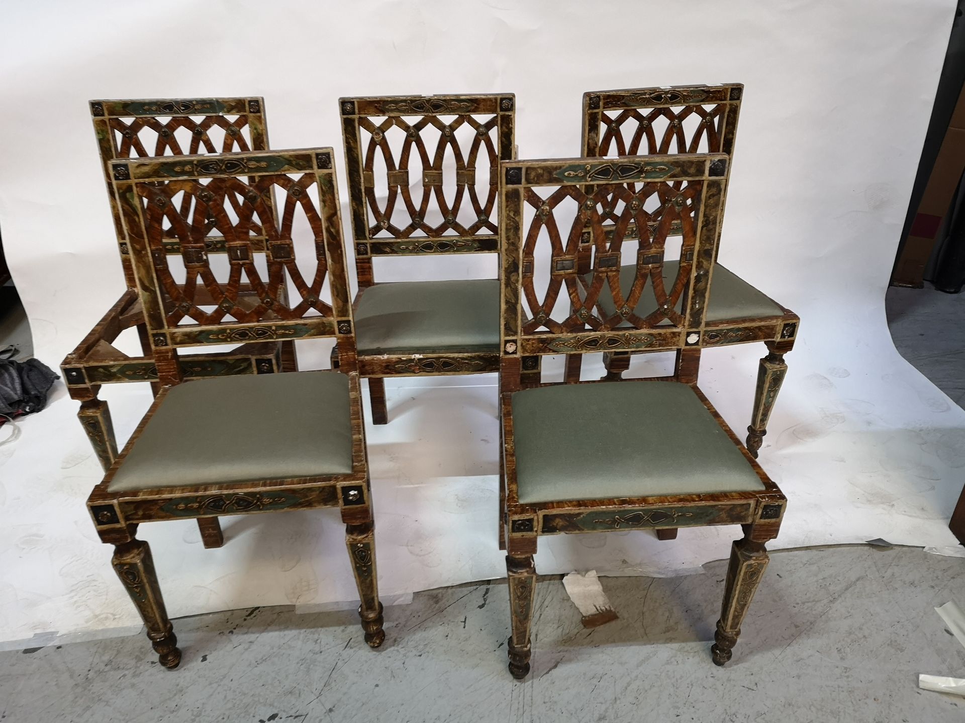 Null Conjunto de 5 sillas de madera tallada y pintada, respaldo calado. Obra ita&hellip;