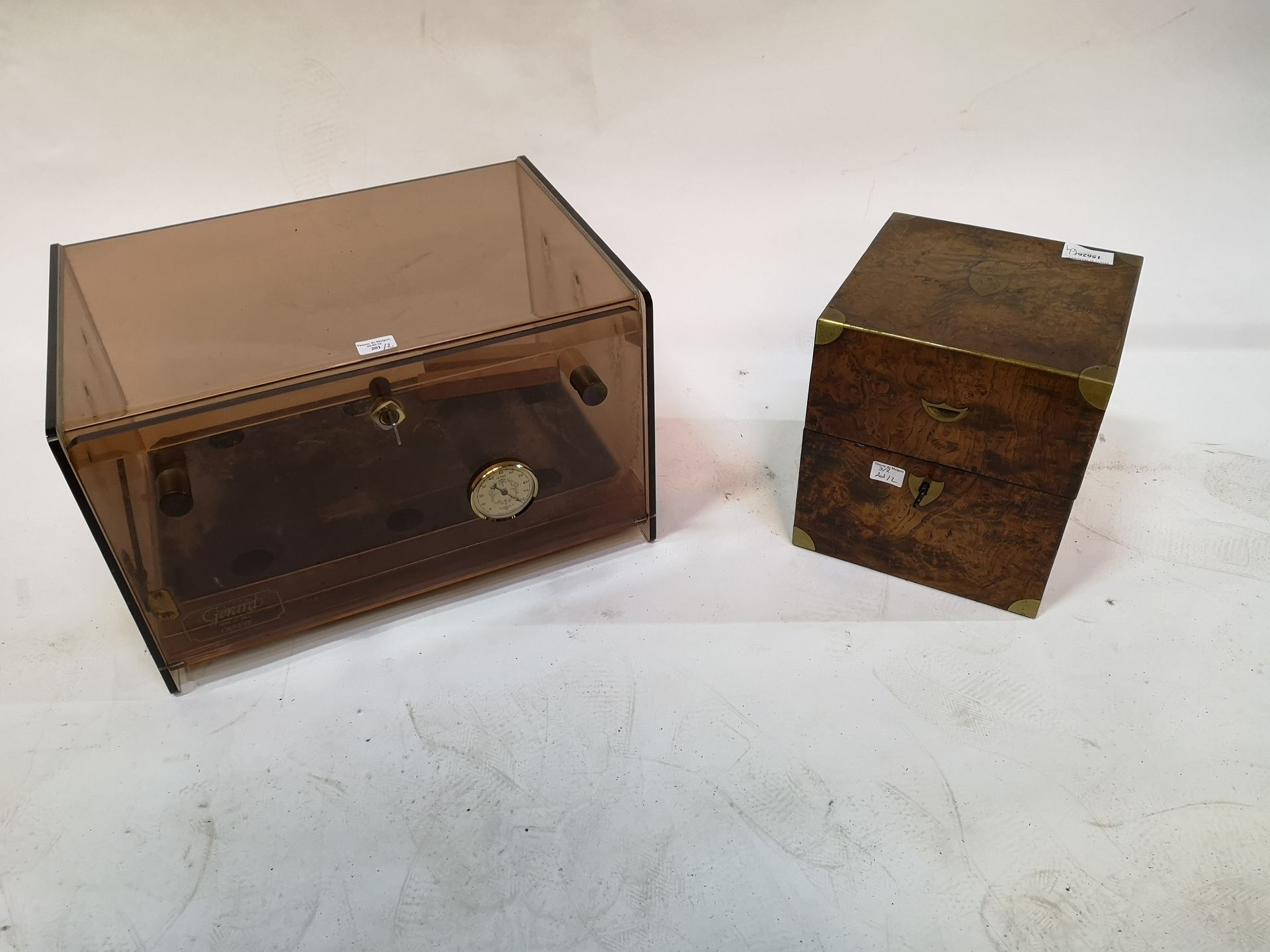 Null 木制利口酒盒，有4个水晶瓶。19世纪。尺寸：24 x 20厘米。有机玻璃的雪茄窖（按原样）。(Inv. 600/64)